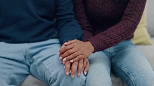 Láska Důvěra Pár Pohovce Drží Ruce Podporu Duševního Zdraví Krize — Stock video