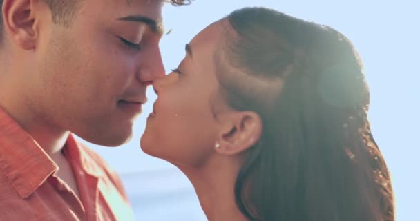 Любов Посмішка Подорожі Парою Пляжі Літніх Канікул Поцілунків Язків Щасливий — стокове відео