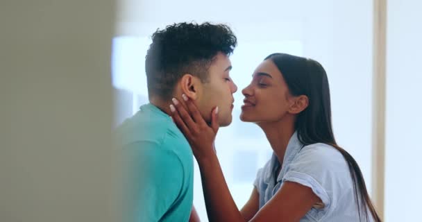 Casa Sorriso Casal Com Amor Beijo Romance Com Casamento Relacionamento — Vídeo de Stock
