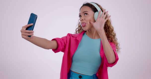 Selfie Musique Femme Avec Téléphone Sur Fond Blanc Pour Communication — Video