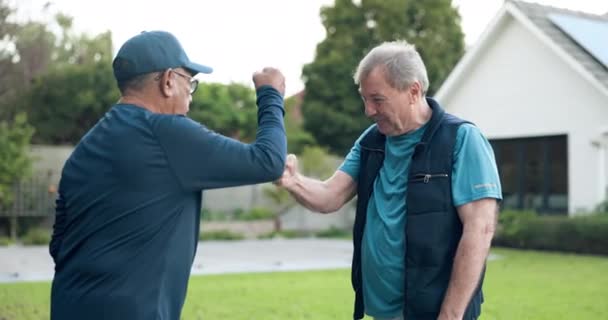 Starsi Mężczyźni Pięść Guza Wsparcie Przyjaciół Fitness Spacery Lub Uroczystości — Wideo stockowe