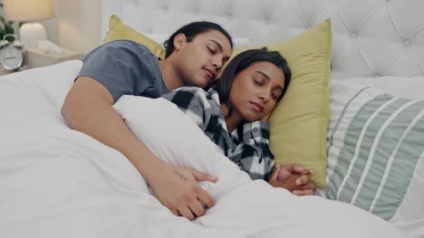 Κόπωση Ξεκούραση Και Ζευγάρι Που Κοιμούνται Στο Κρεβάτι Και Κρατιούνται — Αρχείο Βίντεο