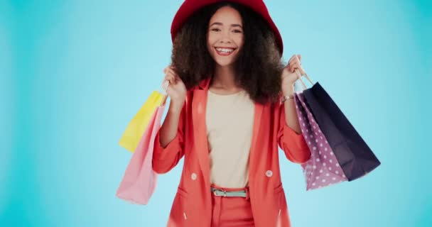 购物袋和微笑与女人的脸在工作室的精品 零售和衣柜 具有蓝色背景的客户肖像的产品 选择和奢侈品 用于促销 礼品和销售 — 图库视频影像