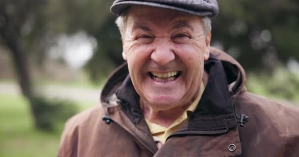 Twarzą Uśmiechem Zabawą Starszym Mężczyzną Śmiejącym Się Zewnątrz Parku Bliska — Wideo stockowe