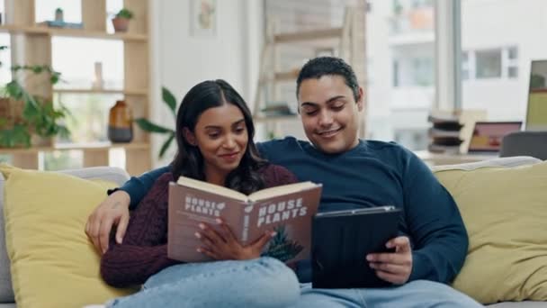 Διαβάζοντας Ένα Βιβλίο Tablet Και Ζευγάρι Έναν Καναπέ Στο Σπίτι — Αρχείο Βίντεο