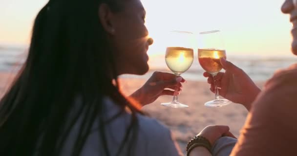 Закат Пляж Пара Тостов Вином Любовь Расслабиться Отпраздновать Годовщину Спины — стоковое видео