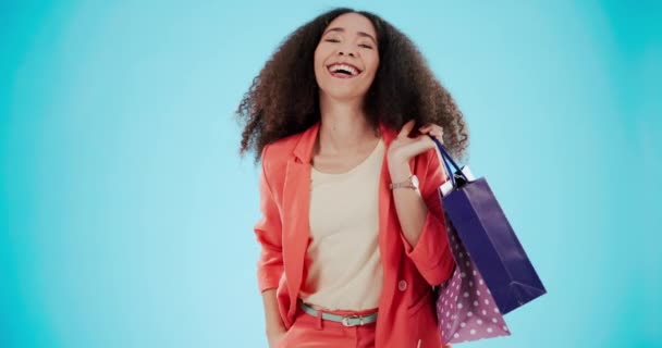 ラグジュアリー ショッピングバッグ そしてデザイナーブティック 小売り ワードローブのためのスタジオで女性と笑う プロモーション ギフトおよび販売のための青い背景の顧客が付いているプロダクト 選択および方法ブランド — ストック動画
