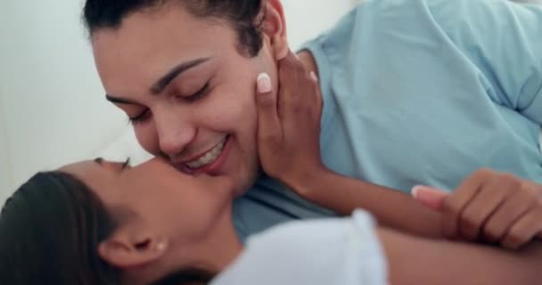 Paar Bett Und Kuss Mit Liebe Lächeln Und Morgen Urlaub — Stockvideo