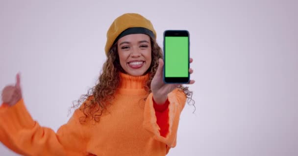 Ευτυχισμένη Γυναίκα Μακιγιαρισμένη Στο Τηλέφωνο Και Πράσινη Οθόνη Στη Διαφήμιση — Αρχείο Βίντεο