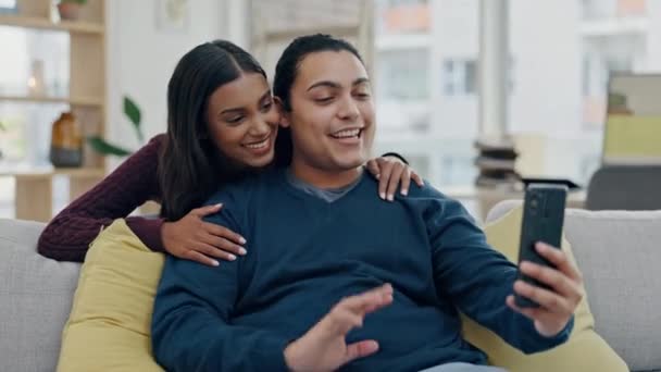 Mutlu Çift Evdeki Sosyal Medyada Görüntülü Arama Konuşma Iletişim Için — Stok video