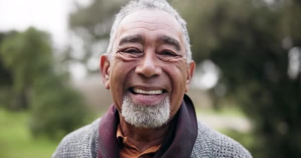 Starszy Mężczyzna Uśmiech Zbliżenie Twarzy Parku Przyrody Spacer Emeryturze Wellness — Wideo stockowe