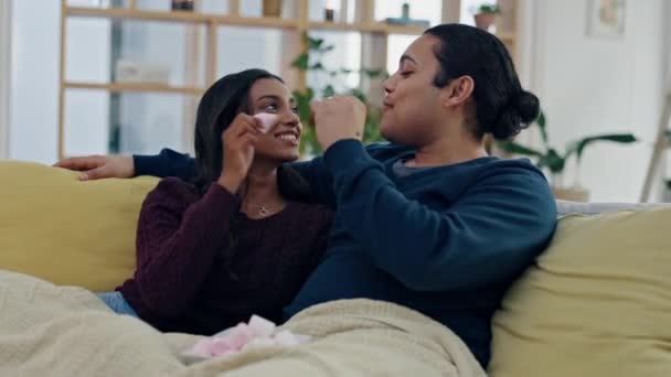 Marshmallow Comer Casal Sofá Casa Para Ligação Relacionamento Saudável Felicidade — Vídeo de Stock