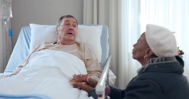 Кровать Держащаяся Руки Пожилая Пара Больной Человек Пациент Больной Раком — стоковое видео