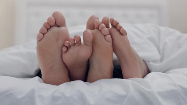 Ноги Пара Трение Спальне Доме Расслабиться Мире Отдохнуть Одеяле Утром — стоковое видео