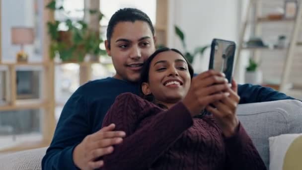 Çift Telefon Arama Internet Sosyal Medya Için Kanepesinde Konuşma Mutlu — Stok video