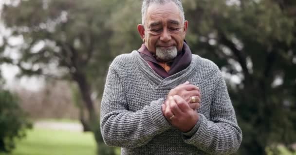 Bătrân Mâna Durerea Artrită Sănătate Dureri Musculare Sau Articulare Masaj — Videoclip de stoc