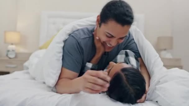 Glad Kyss Och Ett Par Sängen För Kärlek Slappna Och — Stockvideo
