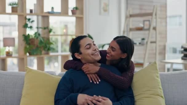Apoio Conversa Abraço Casal Feliz Casa Sala Estar Unindo Para — Vídeo de Stock