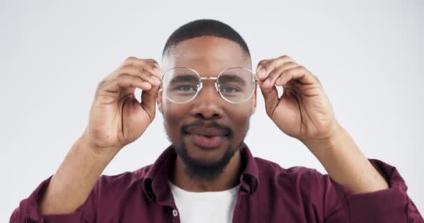 Gezicht Bril Zwarte Man Met Een Glimlach Zien Kijken Een — Stockvideo