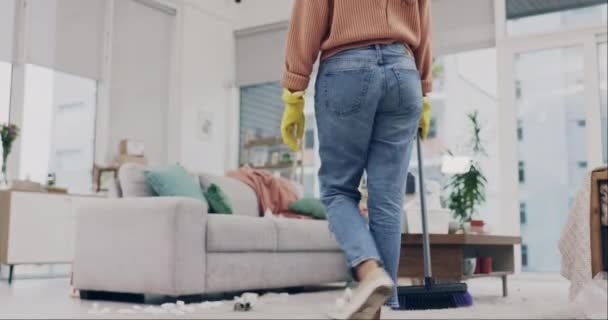 与女人一起在客厅的沙发上清洁 垃圾和休息 以获得卫生 清洁和细菌 女佣和洗涤剂公寓内人员的化学品 卫生和消毒 — 图库视频影像