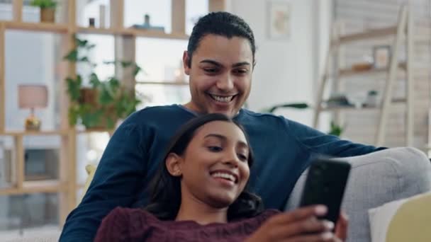 Arama Internet Sosyal Medya Için Kanepesinde Telefon Sohbet Mutlu Bir — Stok video