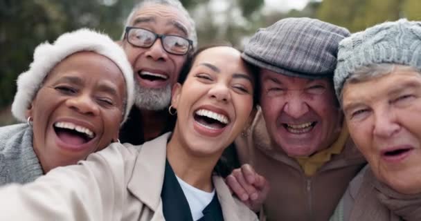 Cuidador Ancianos Selfie Felicidad Aire Libre Con Cuidado Bienestar Los — Vídeos de Stock