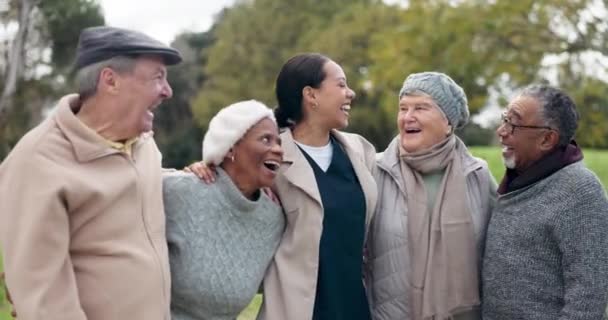 Ridere Viso Caregiver Con Persone Natura Legame Conversazione Uno Scherzo — Video Stock