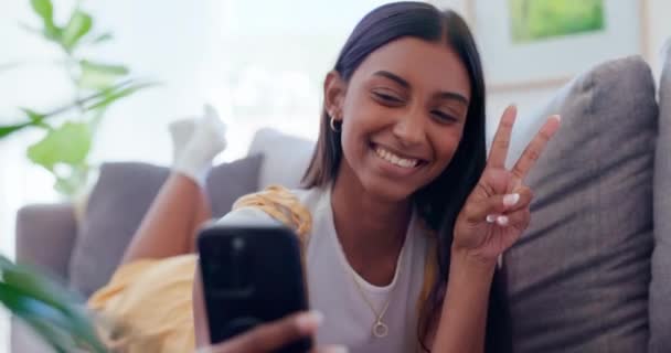 Fredstecken Selfie Och Glad Indisk Kvinna Soffan Foto För Sociala — Stockvideo
