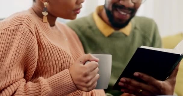 Café Estudio Bíblico Manos Pareja Negra Sofá Para Rezar Adorar — Vídeo de stock