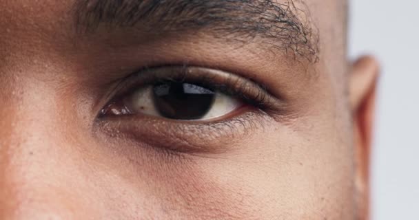 Oko Wzrok Zoom Portretem Czarnego Człowieka Studiu Odnowy Biologicznej Opieki — Wideo stockowe