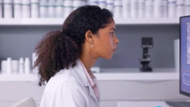 Virus Počítač Unavená Žena Vědec Vědou Lékařským Výzkumem Pro Nemoci — Stock video