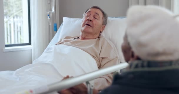 Bed Praten Ziek Senior Man Oude Patiënt Persoon Ziek Van — Stockvideo