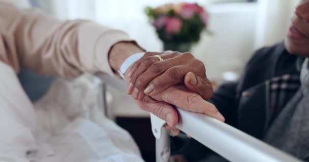 Schlafzimmerhände Kranke Und Ältere Menschen Unterstützen Mitgefühl Oder Interrassische Partner — Stockvideo