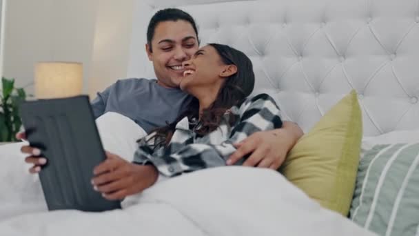 인터넷 미디어 키스에 침대에서 태블릿 스트리밍 재미있는 비디오 사이트 프로그램을위한 — 비디오