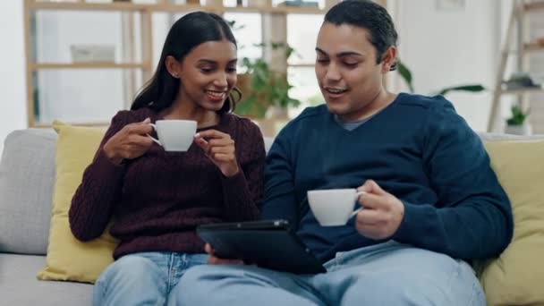 咖啡或快乐的夫妻在家里聊着话 聊着亲热或讲着跨种族的关系 喝茶或印度女人在沙发上与男人交谈以放松假期 — 图库视频影像