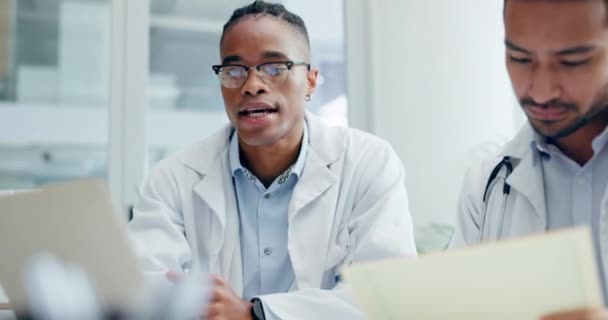 Hospital Reunión Doctores Laptop Para Telesalud Tratamiento Quirúrgico Diagnóstico Salud — Vídeo de stock