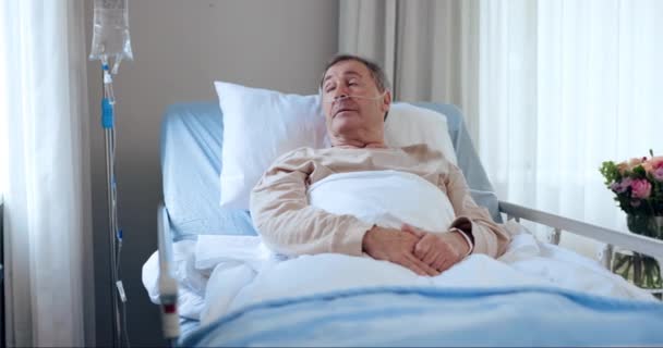 ベッドに横たわっている間 リハビリテーション または回復のための病院の癌 健康および上級男性 およびIvドリップ 医療のためのクリニックで高齢者患者と — ストック動画