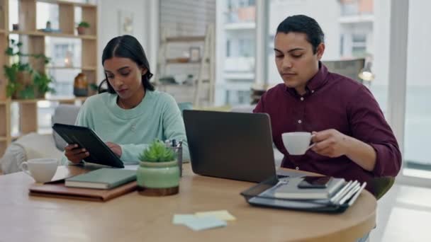 Café Laptop Planejamento Orçamento Casal Pesquisa Pagamento Hipotecas Com Contas — Vídeo de Stock