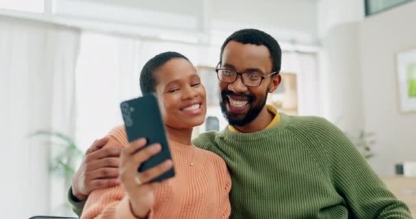 Selfie Happy Black Couple Phone Social Media Reading Meme Online — Stock Video