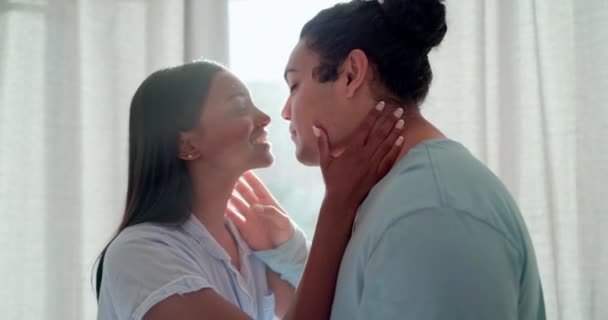 Para Dom Pocałunek Miłością Poranne Słońce Romans Wakacjach Opieki Szczęśliwy — Wideo stockowe
