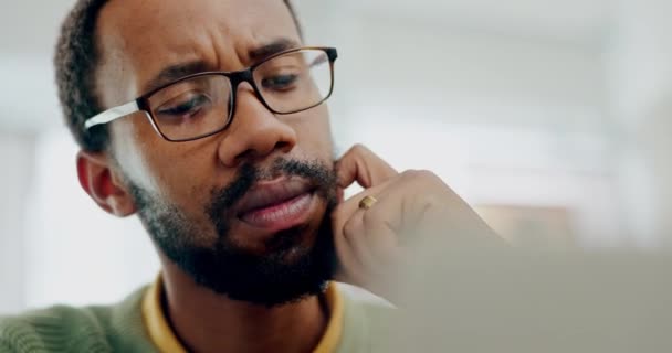 Confus Pensée Homme Noir Dans Bureau Avec Ordinateur Portable Travaillant — Video