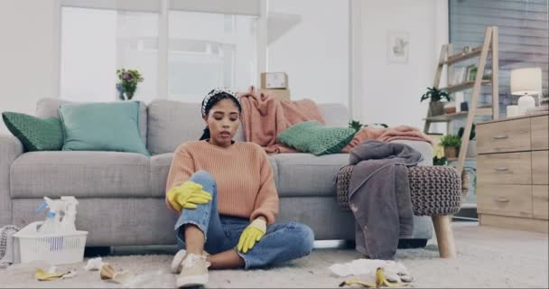 Οικιακές Εργασίες Κουρασμένος Και Γυναίκα Καθαρότερο Έναν Καναπέ Κούραση Και — Αρχείο Βίντεο