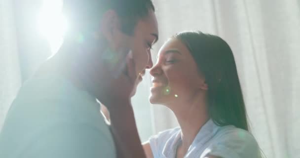 Cuplu Dormitor Sărut Dragoste Soare Dimineața Romantism Vacanță Îngrijire Fericit — Videoclip de stoc