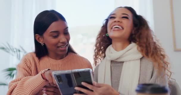 Mulheres Juntas Telefone Rir Casa Para Postagem Mídia Social Memória — Vídeo de Stock