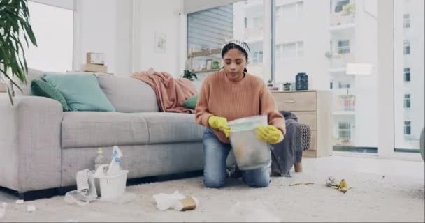 Καθαρισμός Σκουπίδια Και Κουρασμένοι Γυναίκα Στο Σαλόνι Για Υγιεινή Καθαριότητα — Αρχείο Βίντεο