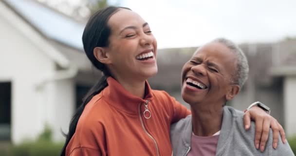微笑和一个教练与一个老年妇女在室外积极健康或培训退休 与一位老年客户一起参加健康锻炼的肖像 健身和个人教练 — 图库视频影像