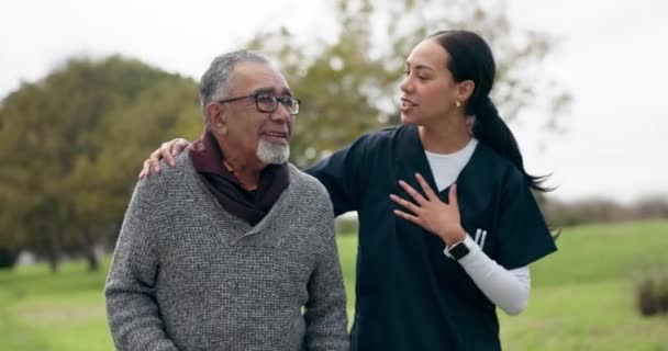 Gesundheitswesen Gehen Und Alter Mann Mit Krankenschwester Park Für Physio — Stockvideo