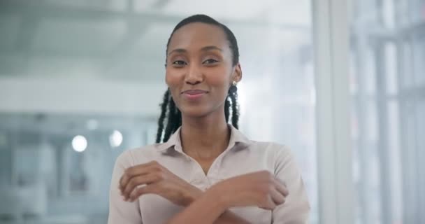 Mujer Africana Feliz Retrato Con Los Brazos Cruzados Oficina Con — Vídeo de stock
