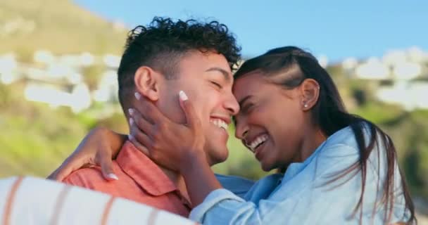 Embrasser Embrasser Rire Avec Couple Sur Plage Ensemble Pour Des — Video