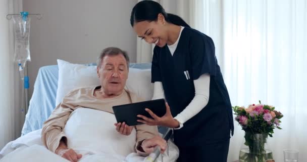 Tablet Apoyo Una Enfermera Con Paciente Hospital Para Explicar Los — Vídeos de Stock